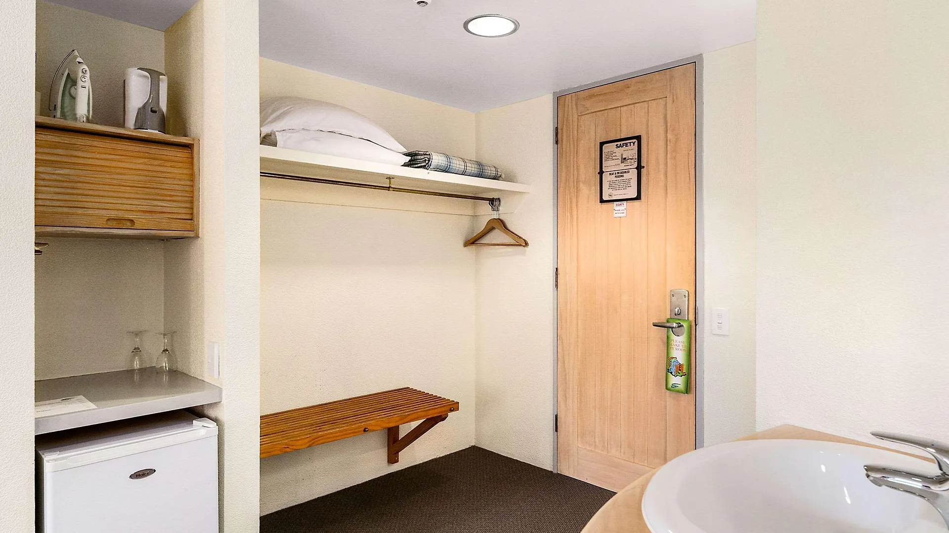 The Angus Hotel Lower Hutt 3*,